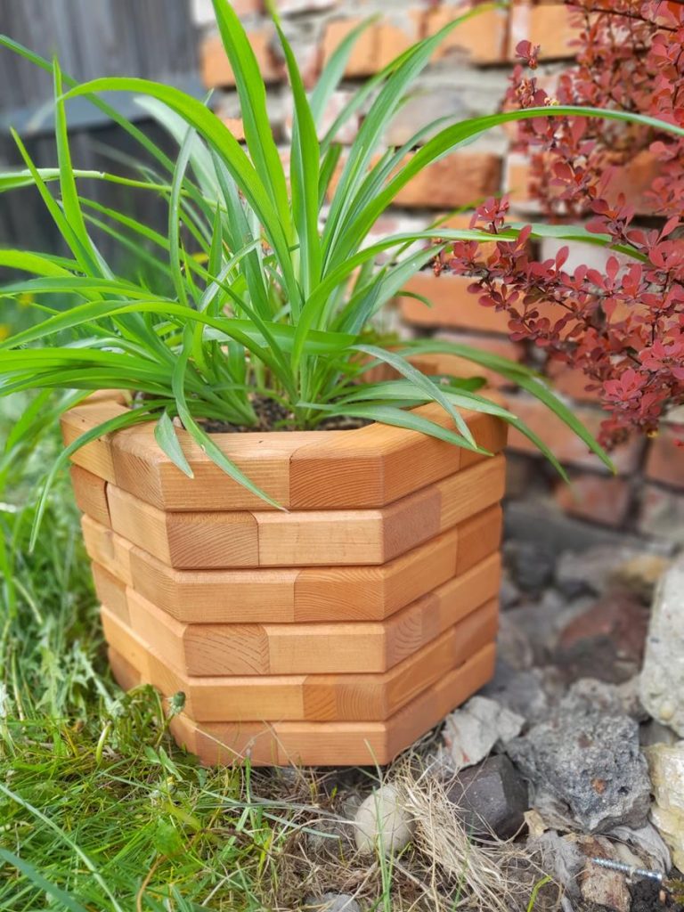 Donice drewniane - wyjątkowe akcenty dla twojego ogrodu