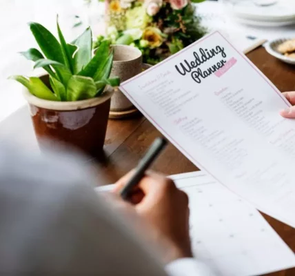 Kiedy zacząć planować ślub? Checklista od wedding plannera